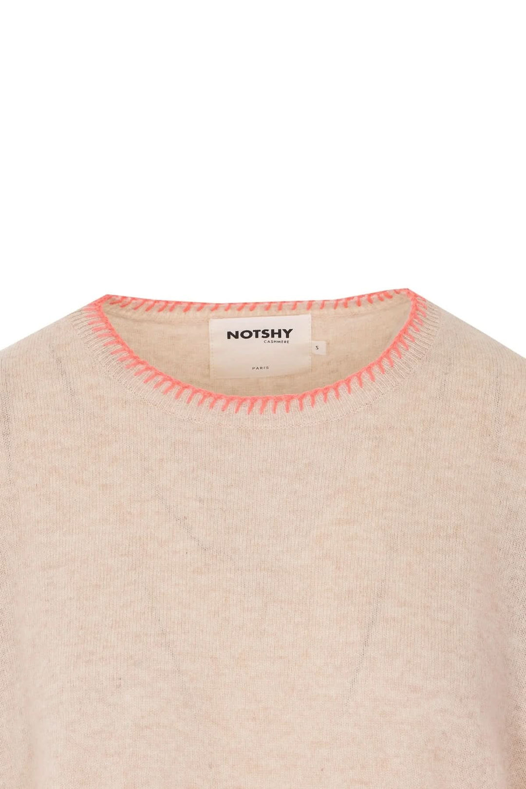 Chandail brodé Charlie en maille beige avec finitions contrastantes roses et encolure ronde pour un look décontracté et confortable.