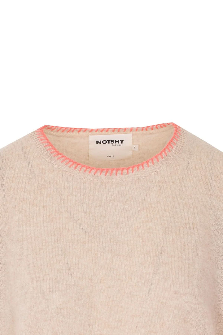 Chandail brodé Charlie en maille beige avec finitions contrastantes roses et encolure ronde pour un look décontracté et confortable.