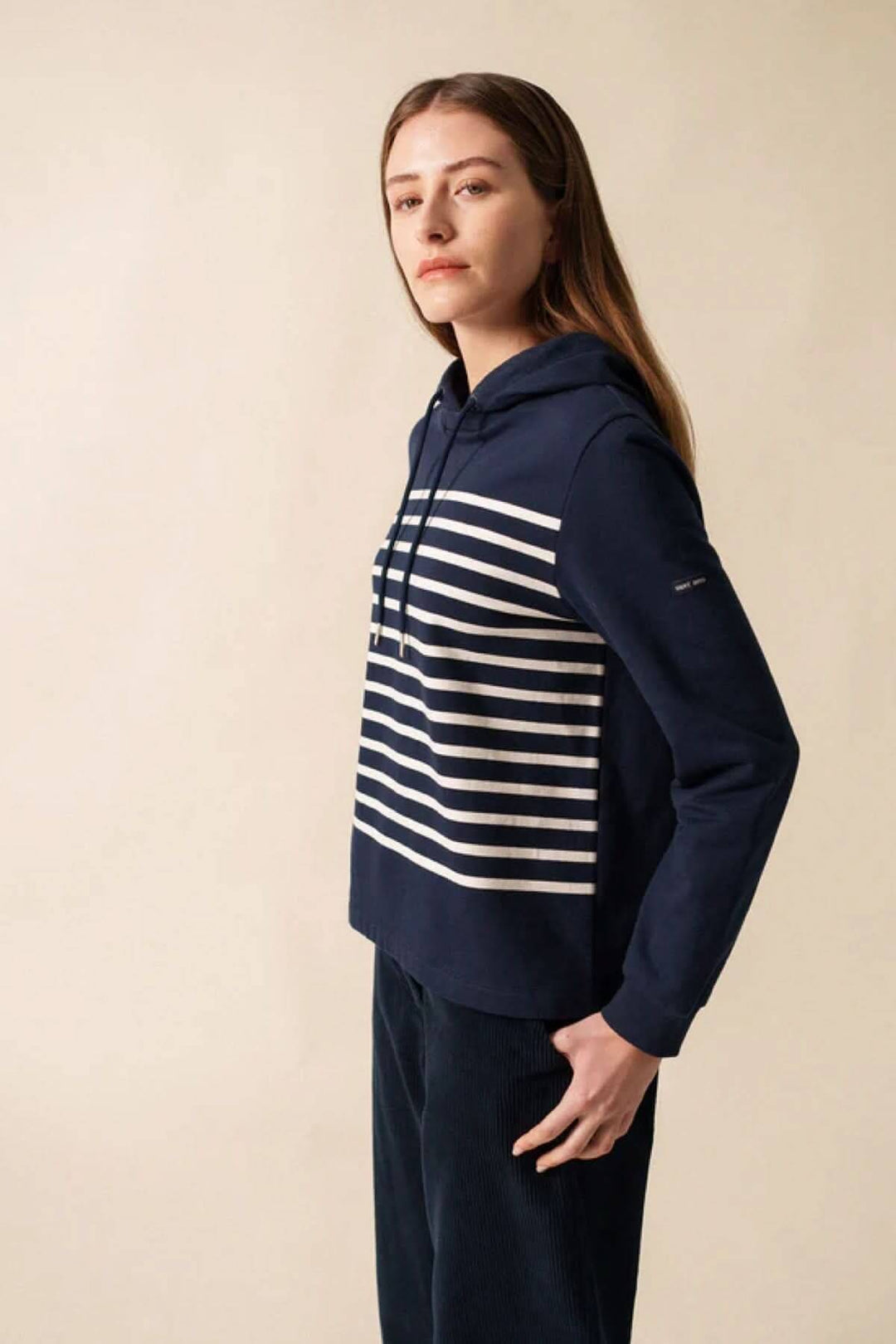 Chandail à capuche à rayures horizontales, coupe droite, style décontracté en tissu doux.