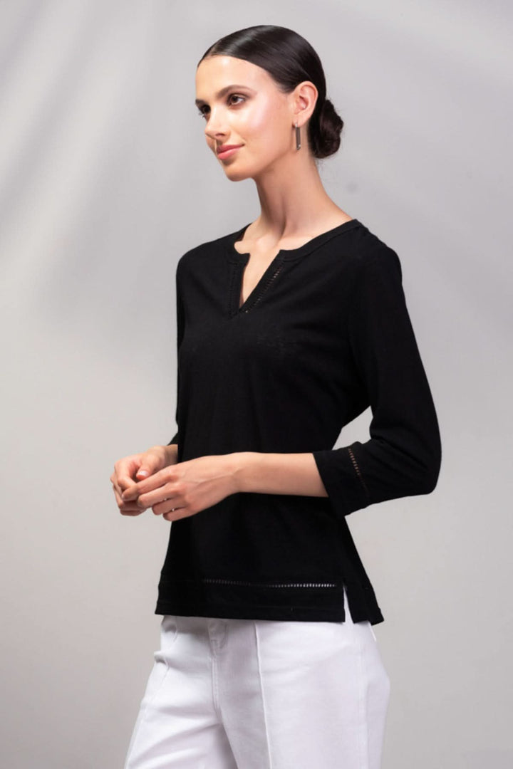 Chandail col cranté noir avec détails de dentelle, manches 3/4 et fentes latérales, parfait pour un look romantique.