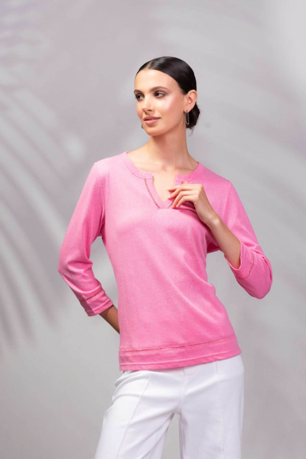 Chandail col cranté rose avec lignes de dentelle et manches 3/4, parfait pour un look féminin et romantique.