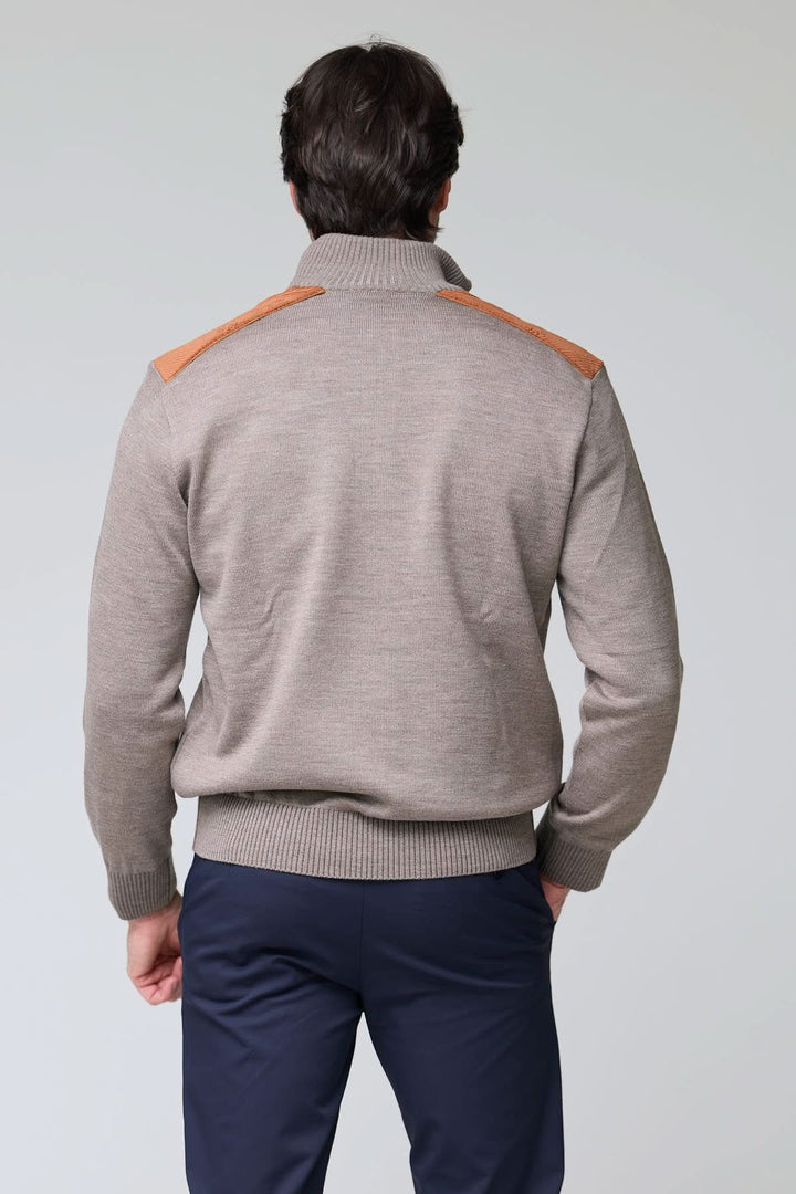 Vue arrière d'un chandail à col demi-glissière avec empiècements en velours côtelé sur les épaules, style décontracté.