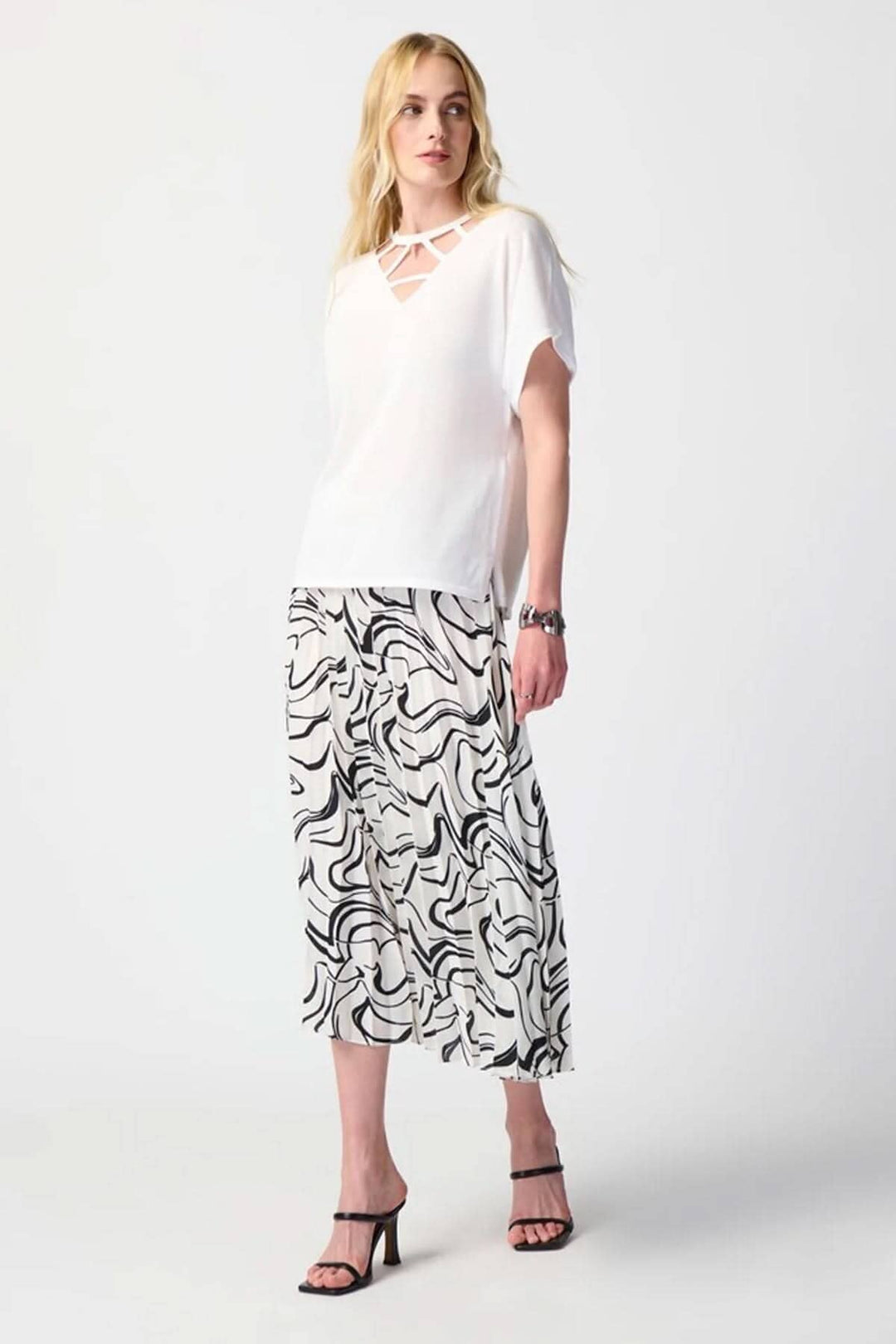 Chandail col en V à manches courtes, avec pantalon à motif ondulé, look élégant et décontracté.