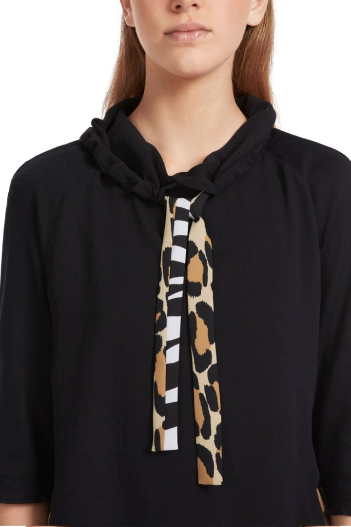Chandail col montant avec manche raglan, cordon de serrage et motif animalier, coupe ample et décontractée.