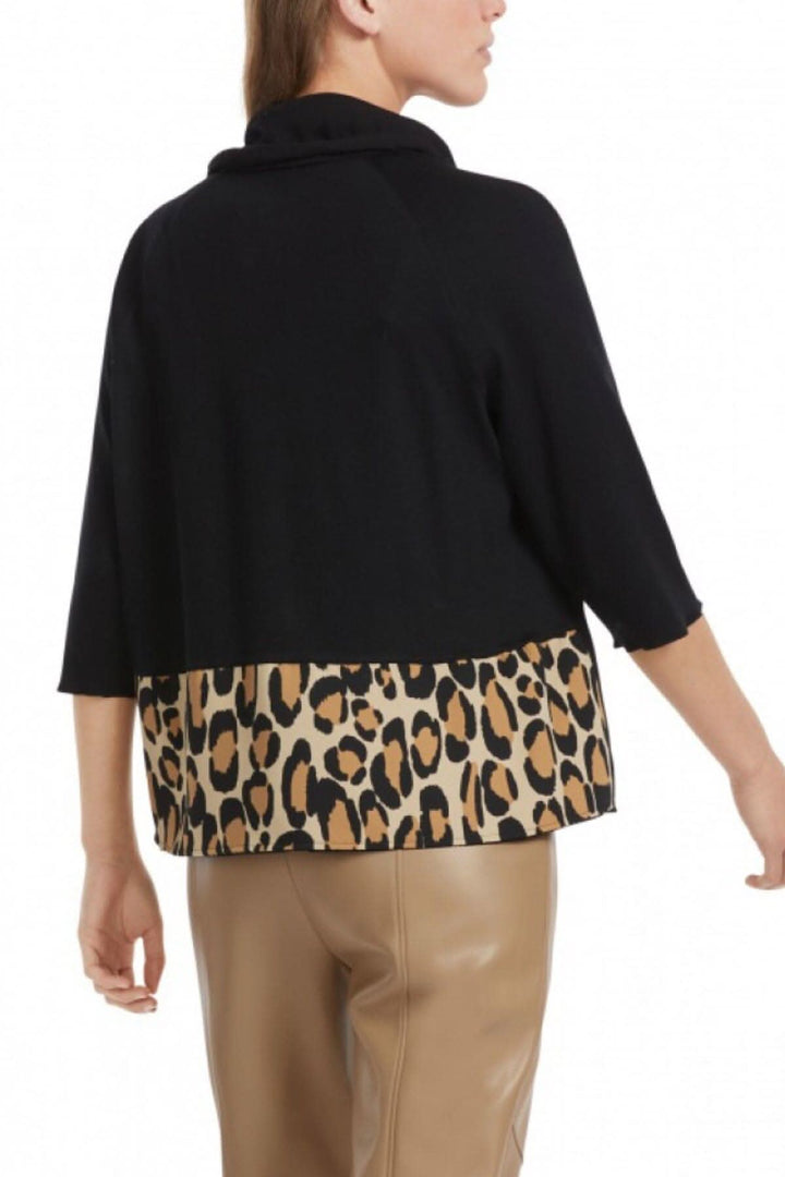 Chandail col montant avec manches raglan et bas à motif animalier, coupe ample et décontractée.