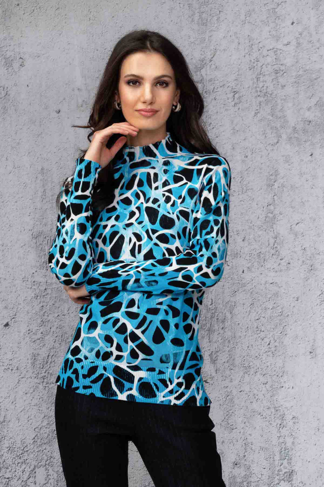 Chandail col montant à motif abstrait turquoise, noir et blanc, manches longues et tissu doux, parfait pour superposer.