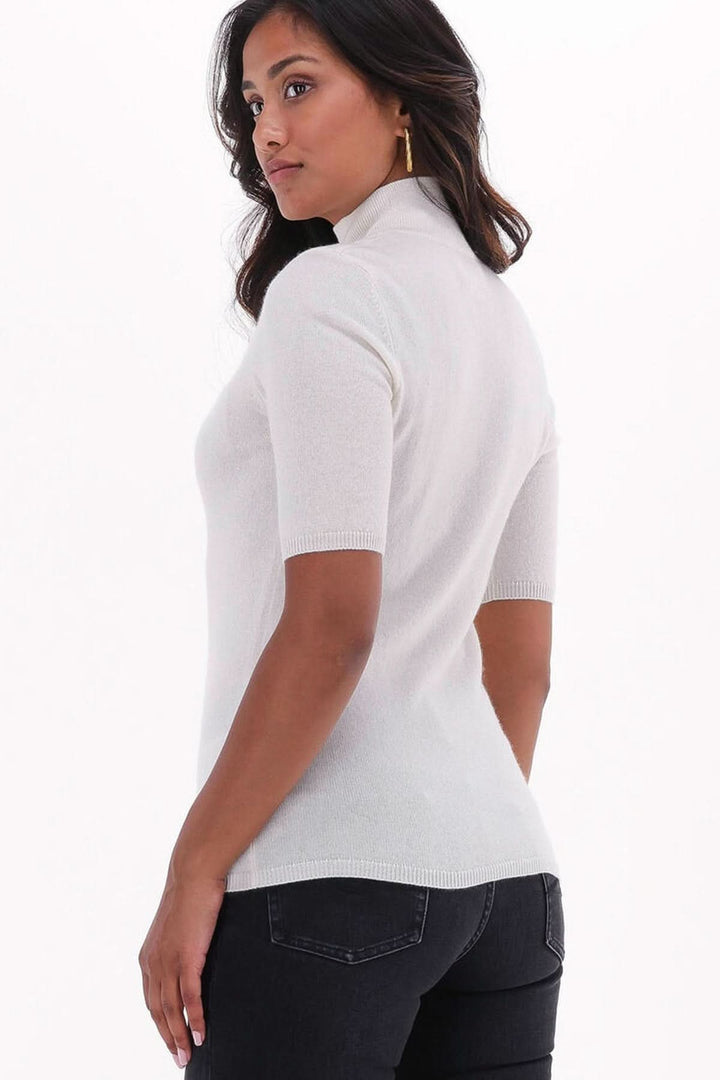 Femme portant un chandail col montant manches courtes — maille fine, élégance moderne et style polyvalent.