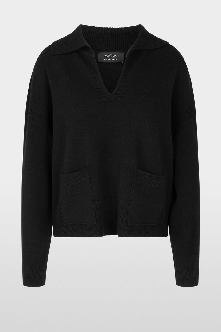 Chandail col ouvert noir avec poches plaquées, coupe droite et élégance décontractée, idéal pour un look chic ou casual.