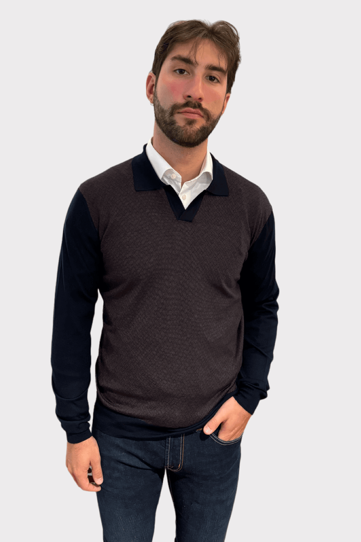 Chandail à col polo en maille géométrique avec manches contrastantes et finition moderne, idéal pour un look habillé.