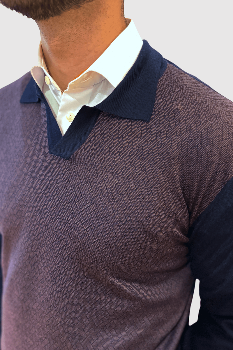 Pull à col polo avec motif géométrique texturé et manches contrastantes, style moderne et élégant.