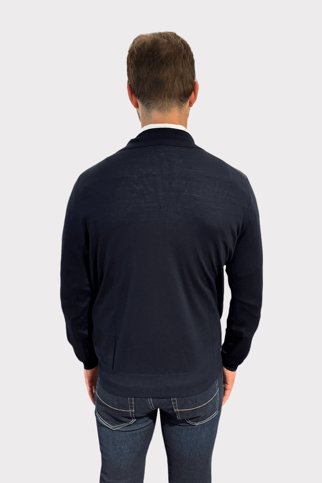 Chandail à col polo de dos, avec un finition moderne et élégante en maille texturée.