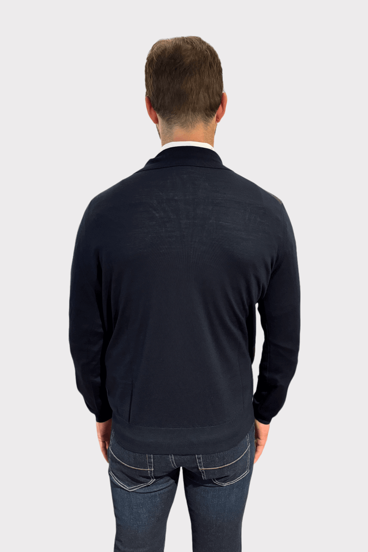 Chandail à col polo de dos, avec un finition moderne et élégante en maille texturée.