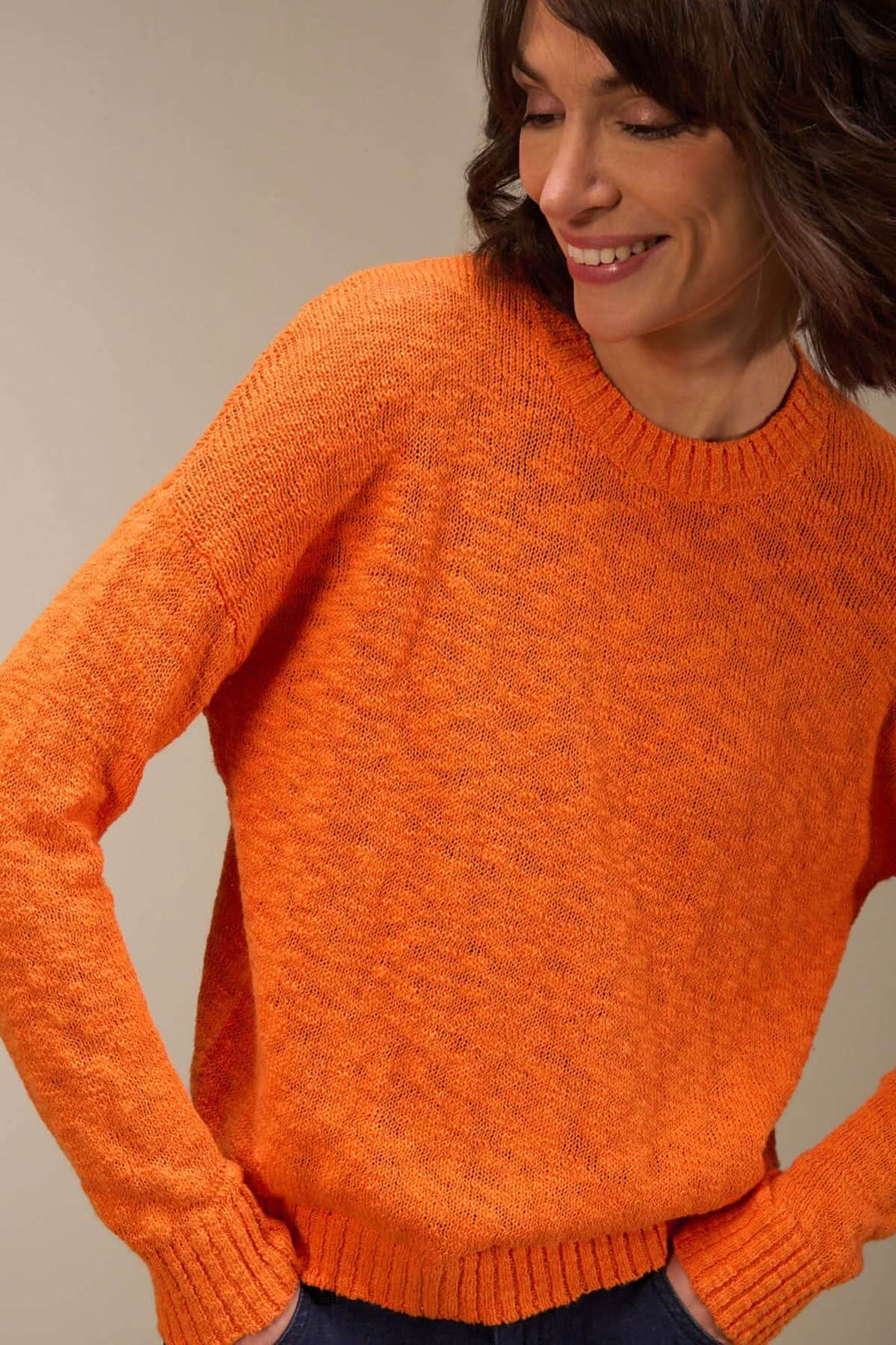 Chandail à col rond orange, pull en coton bio GOTS, style décontracté avec coupe moderne et bordures en reps.
