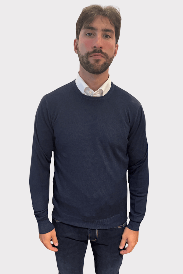 Chandail col rond en laine bleu, coupe ajustée, parfait pour occasions décontractées ou formelles.