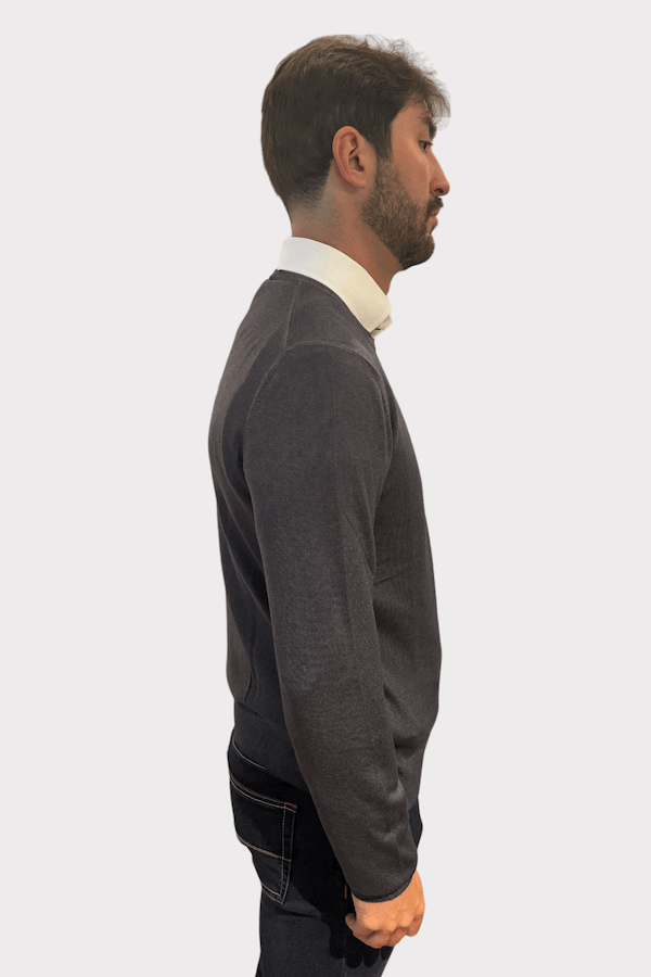 Chandail col rond en laine gris porté par un homme, vue de profil, alliant luxe et confort pour toutes occasions.