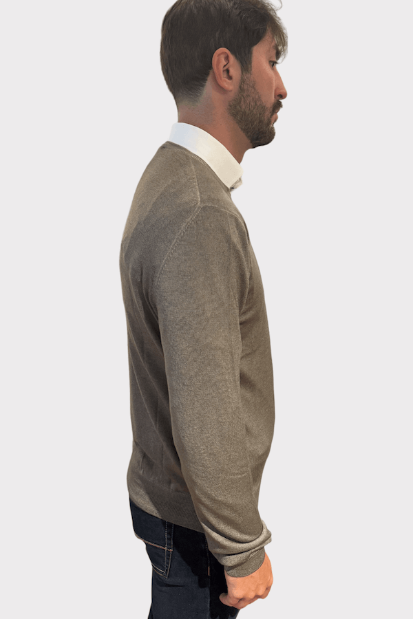 Chandail col rond en laine pour homme, ajusté et confortable, vu de profil.