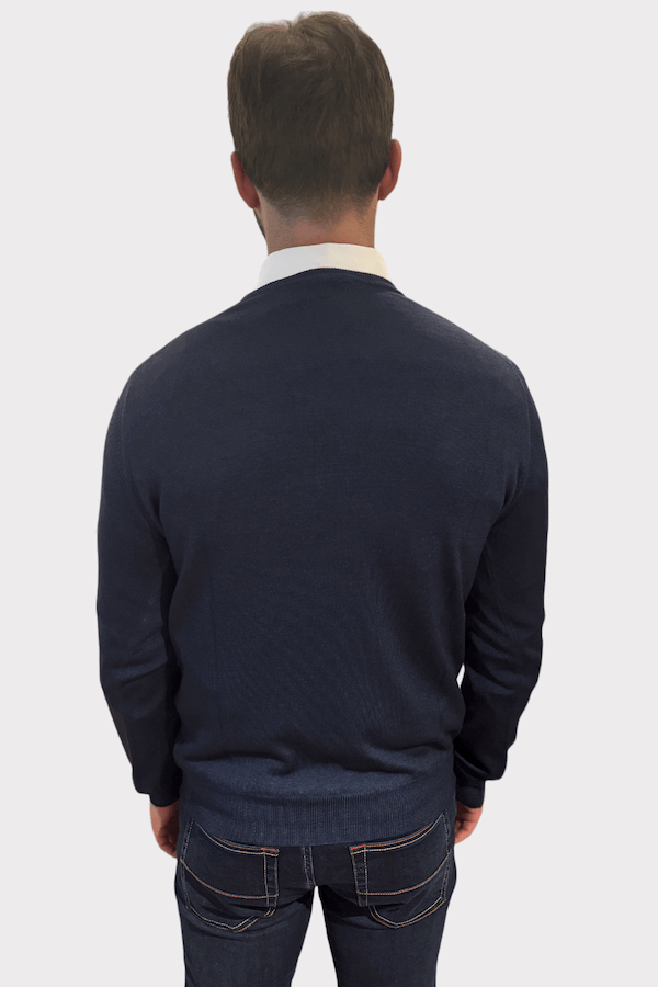 Homme portant un chandail col rond en laine, vu de dos, avec une coupe ajustée et des détails élégants.