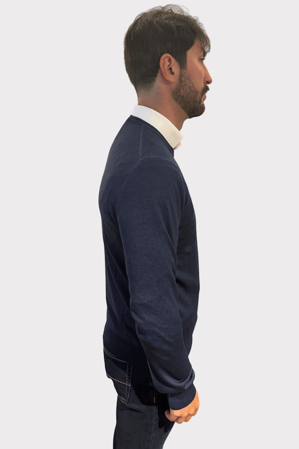 Chandail col rond en laine pour homme, coupe ajustée, couleur marine, style intemporel et confort.