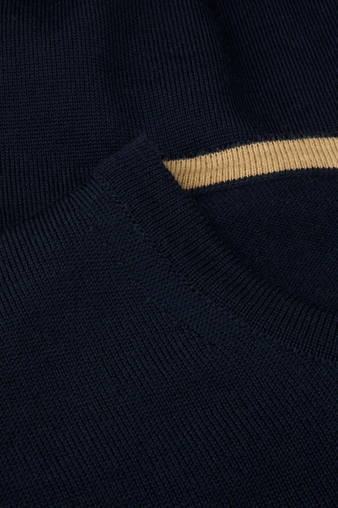 Chandail col rond en laine mérinos avec coudes contrastants, texture de maille fine et coudières contrastantes visibles.