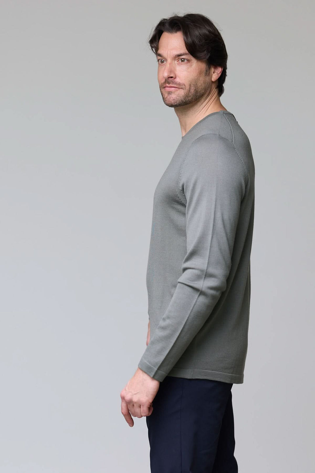 Chandail col rond en tricot fin, doux et élégant, porté par un homme, idéal pour un look raffiné.