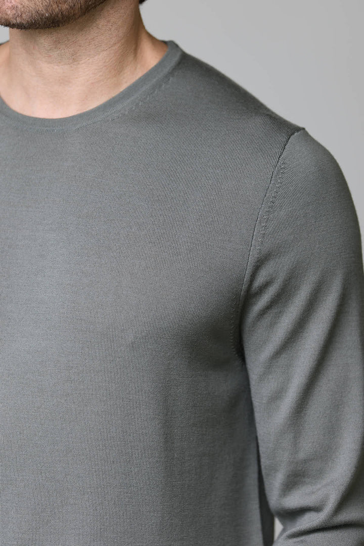 Chandail col rond en tricot fin gris avec texture douce et tombé fluide, idéal pour un style élégant et confortable.