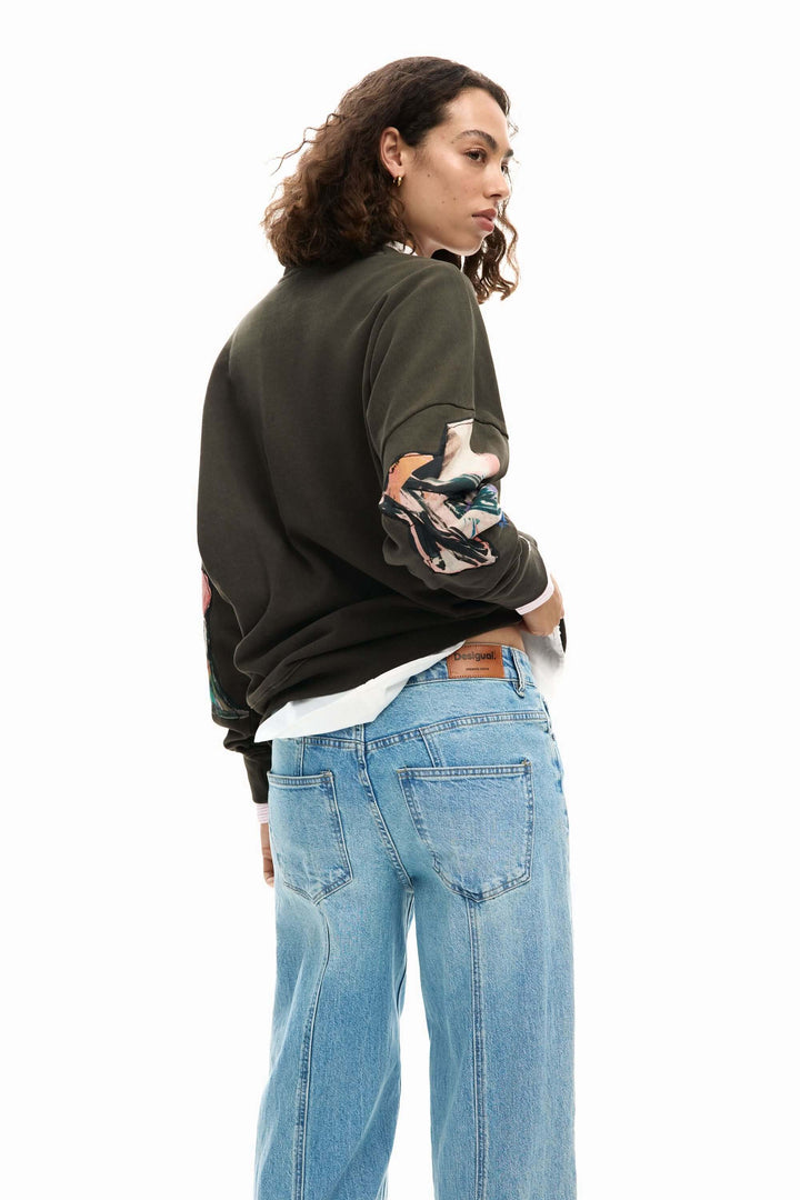 Chandail collage dessin avec silhouette décontractée et motif artistique, manches longues, parfait pour un style casual créatif.