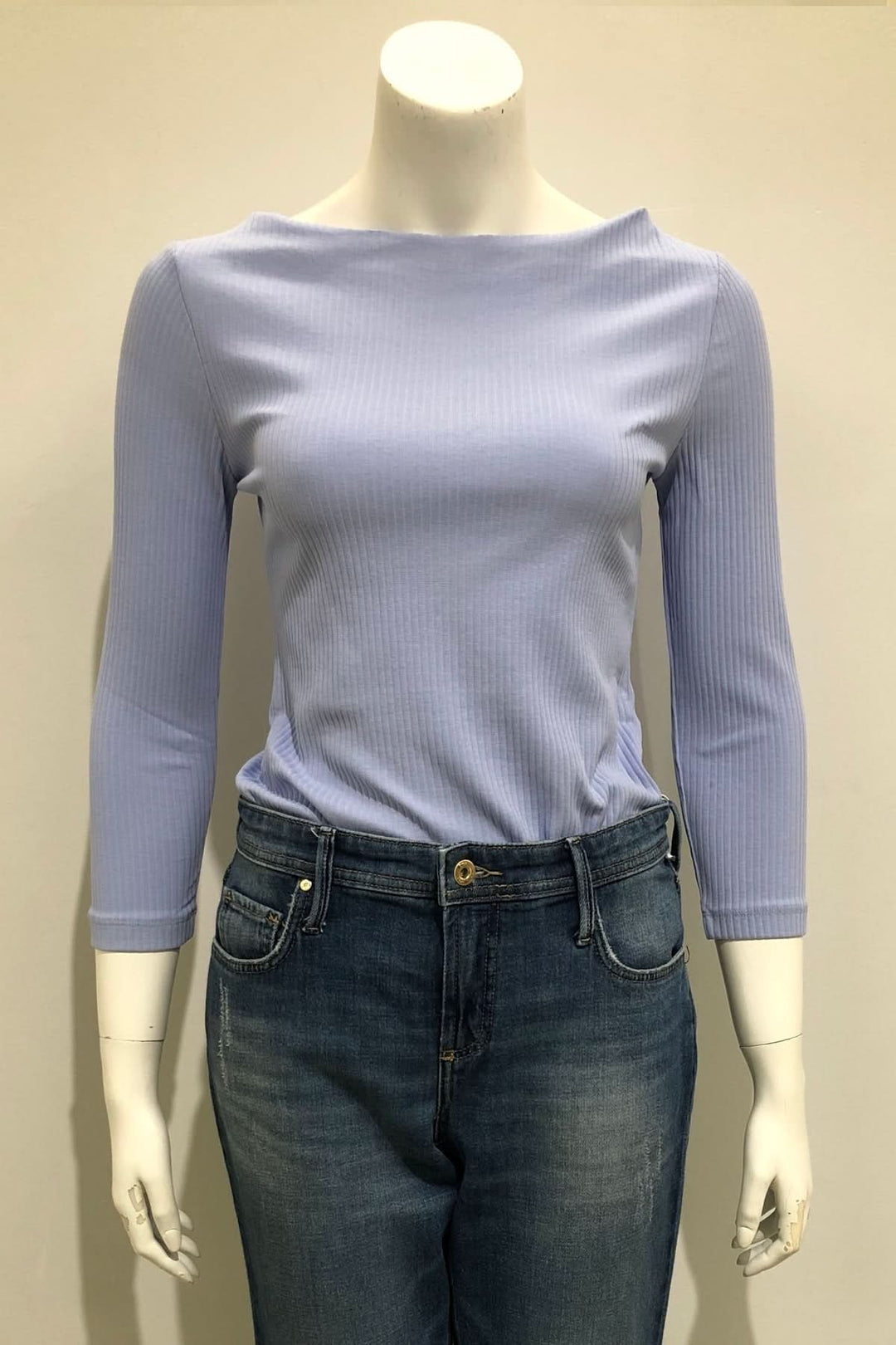 Chandail côtelé col bateau CARINA M, manches 3/4, couleur bleu clair, coupe épurée mettant en valeur la silhouette et les épaules.