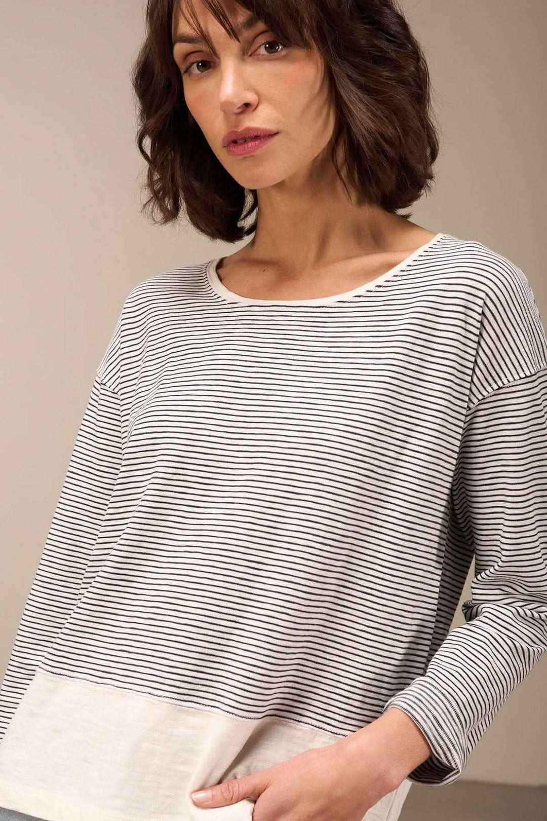 Chandail décontracté à manches longues en coton bio, col rond et rayures, pour un look casual chic.