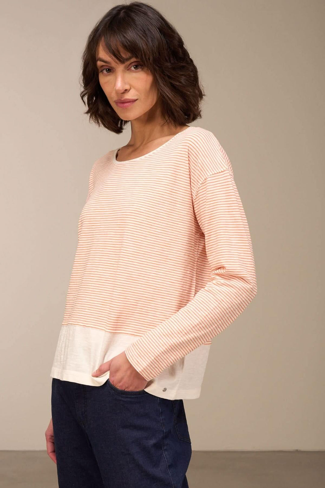 Chandail décontracté à manches longues en coton biologique, rayures, col rond et coupe confortable, parfait pour le style casual.