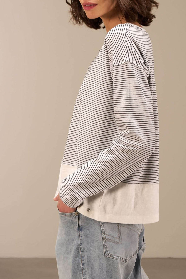 Chandail décontracté à manches longues en coton biologique, rayures intemporelles, style casual chic.