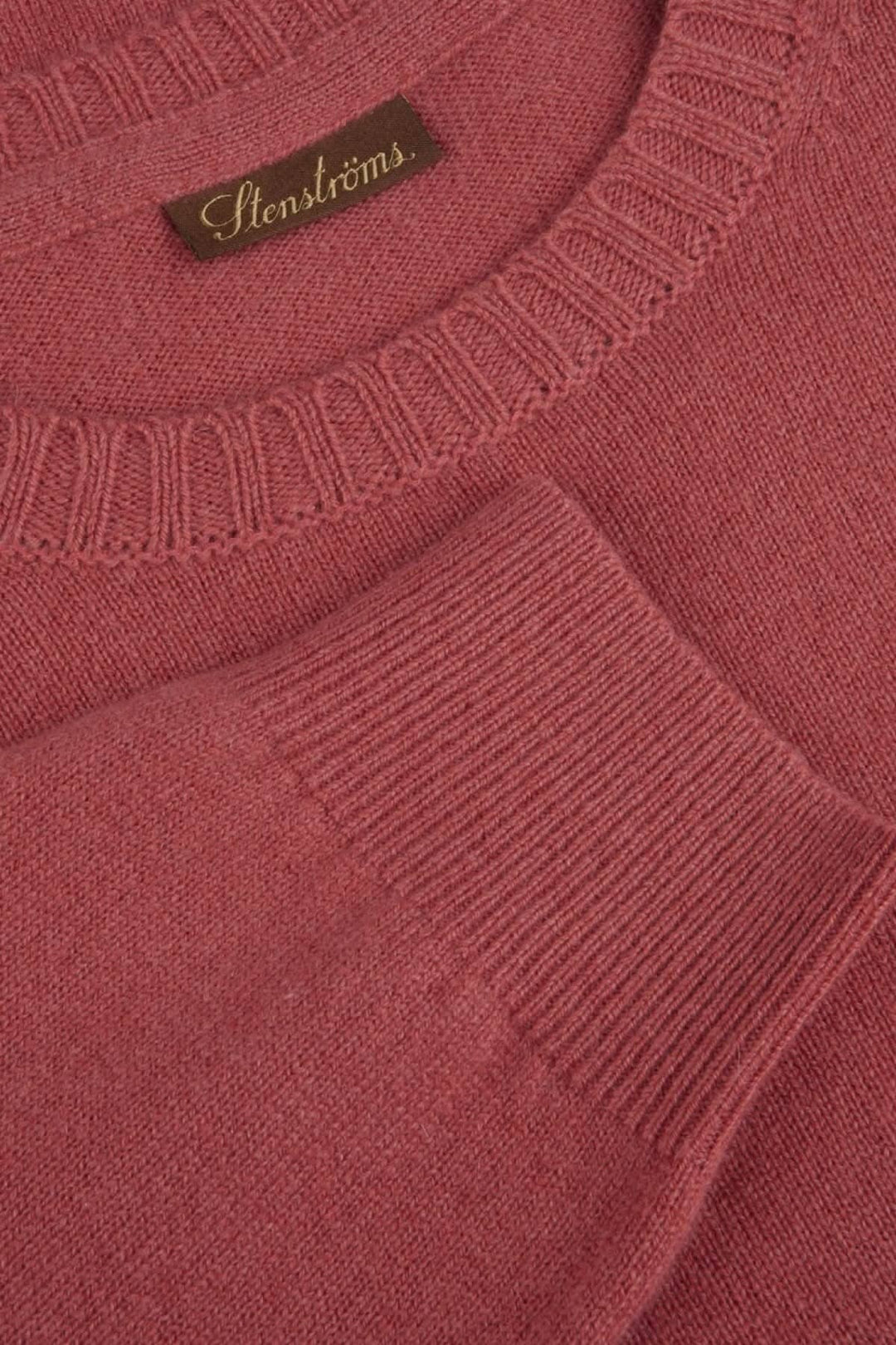 Chandail de cachemire Stenströms en rose, avec col ras du cou et bordures côtelées, 100% cachemire.