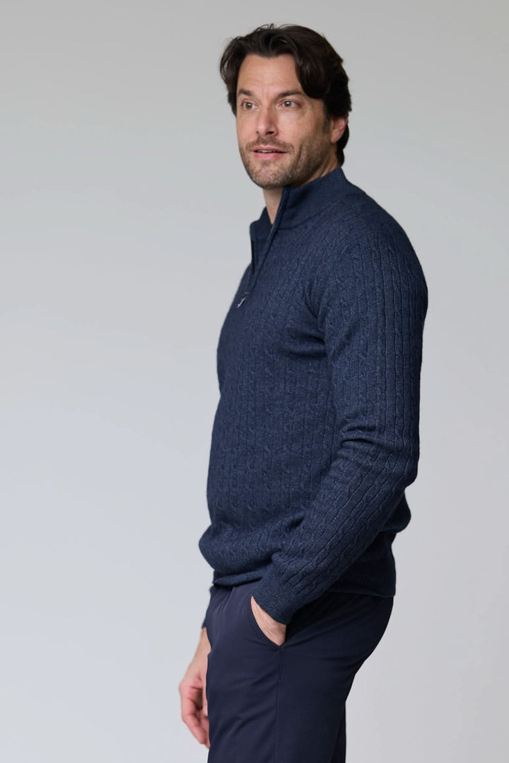 Homme portant un chandail à demi-glissière torsadé en laine, couleur marine, avec col montant et texture élégante.
