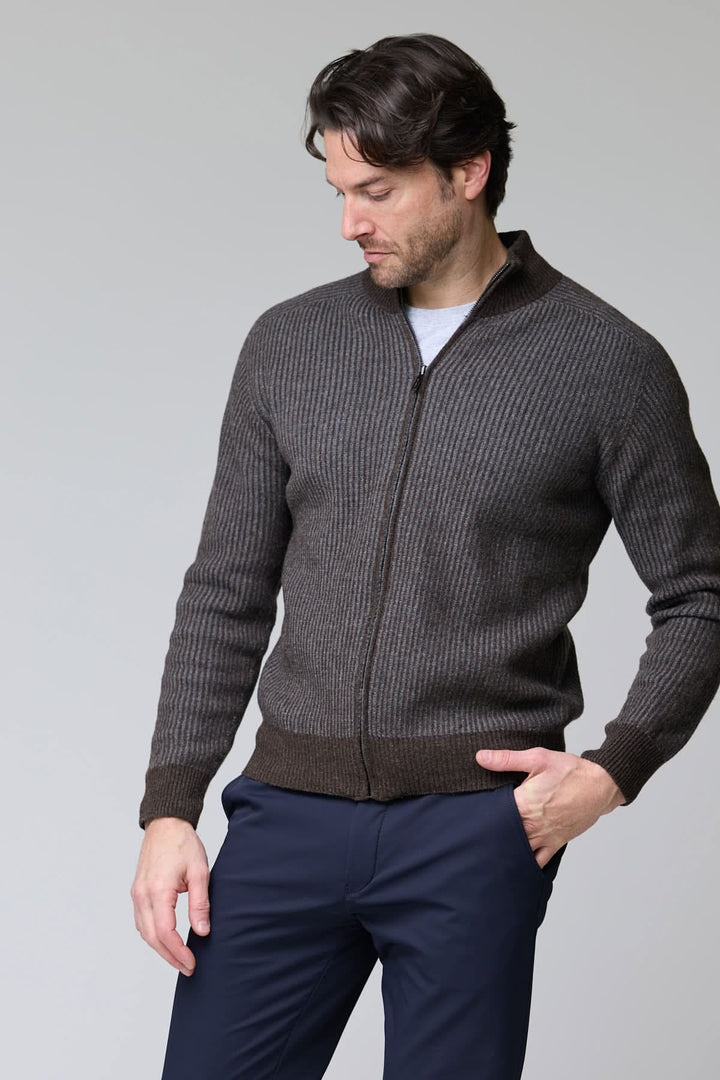 Homme portant un chandail à demi-glissière torsadé en laine mérinos, couleur sombre, avec détails côtelés, style élégant.