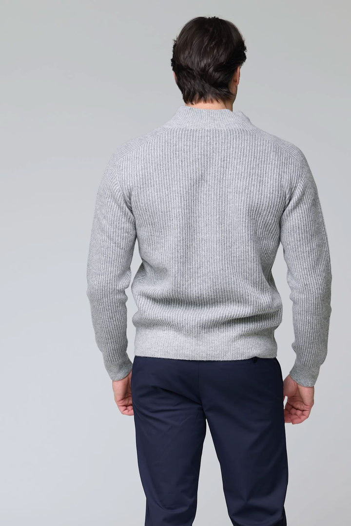 Homme portant un chandail à demi-glissière torsadé en laine mérinos gris, idéal pour un look élégant et confortable.