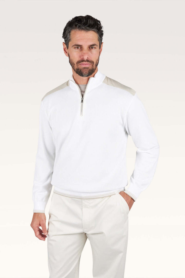 Homme portant un chandail à demi-zip blanc avec col montant et demi-fermeture, style décontracté chic, coupe droite.
