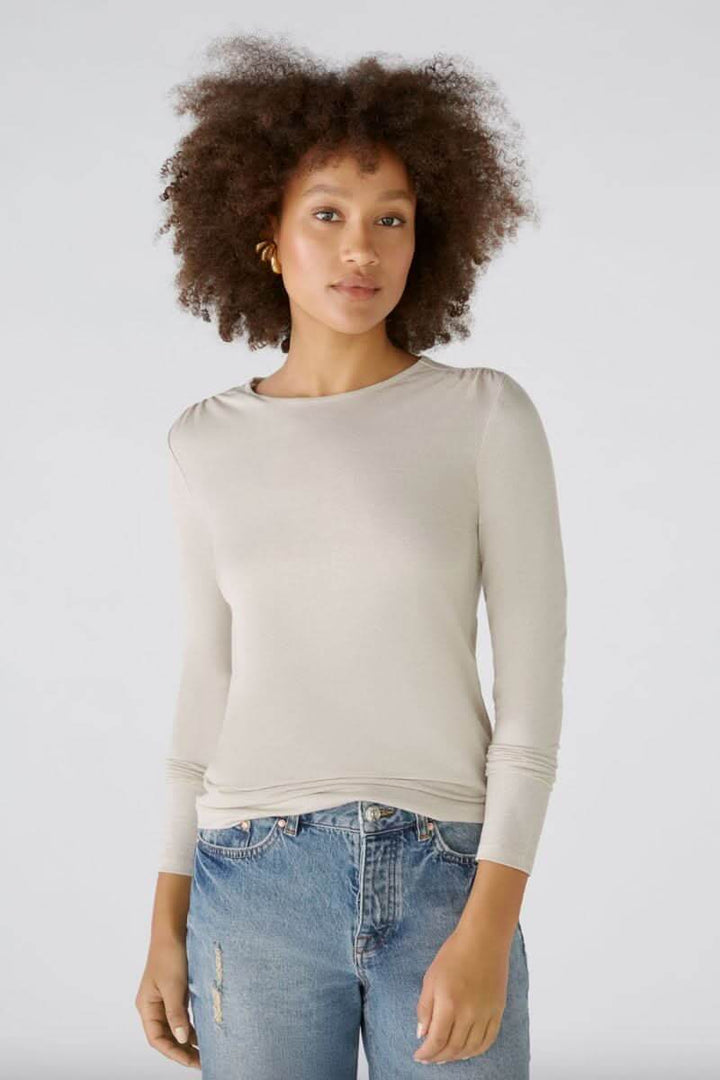 Chandail à manches longues avec effet brillant, coupe ajustée et volants délicats aux épaules.