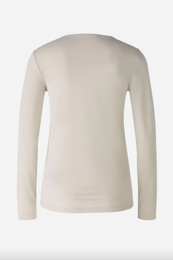 Chandail à manches longues beige, coupe ajustée, élégant et versatile, idéal pour un look sophistiqué.