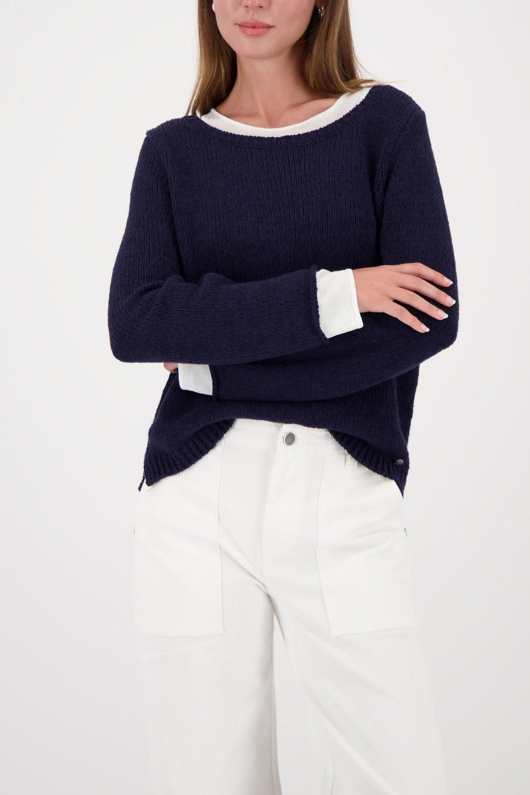 Chandail à effet superposé col rond en maille bleu avec finitions contrastantes, modèle féminin moderne et polyvalent.