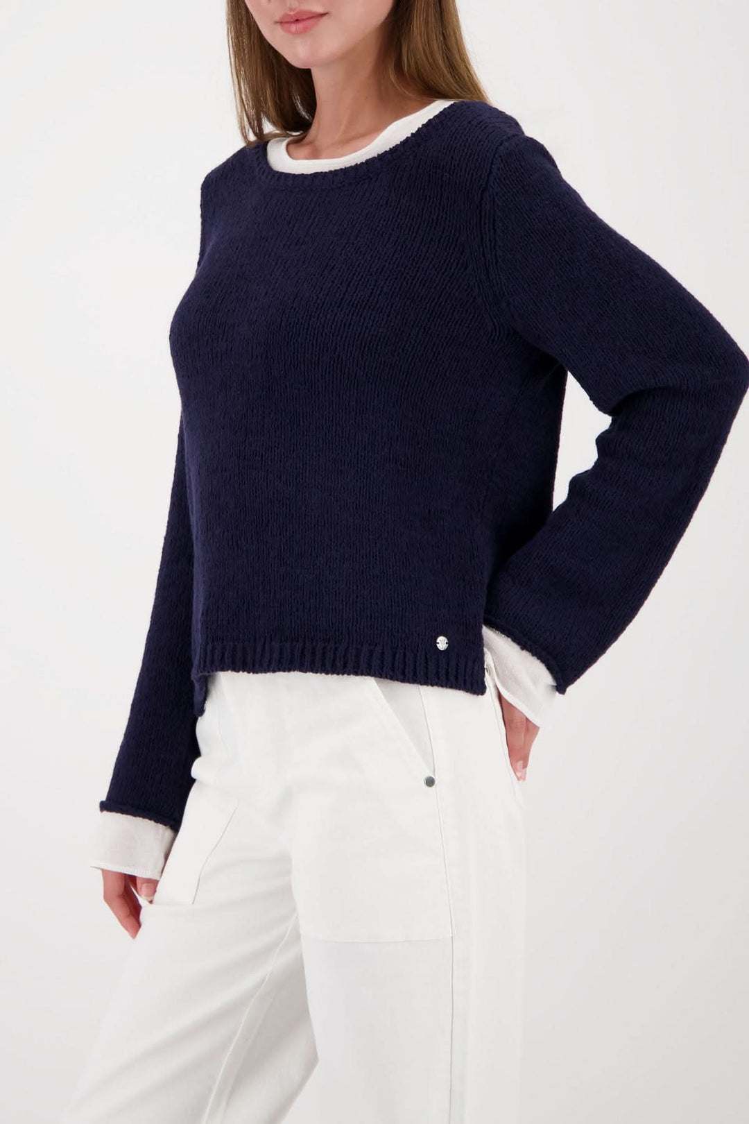 Chandail à effet superposé col rond en maille bleue avec finitions contrastantes, coupe droite et contemporaine pour un style moderne et polyvalent.