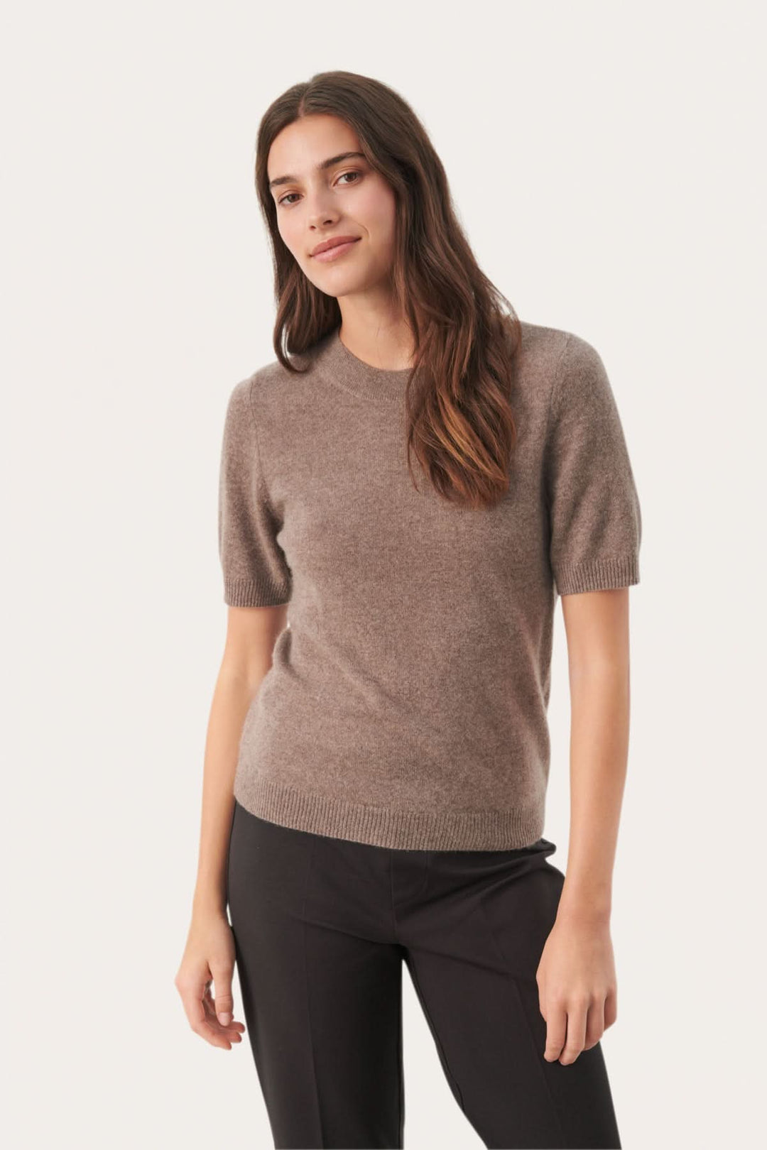 Chandail en cachemire Everlotta à manches courtes, offrant confort et élégance en beige.
