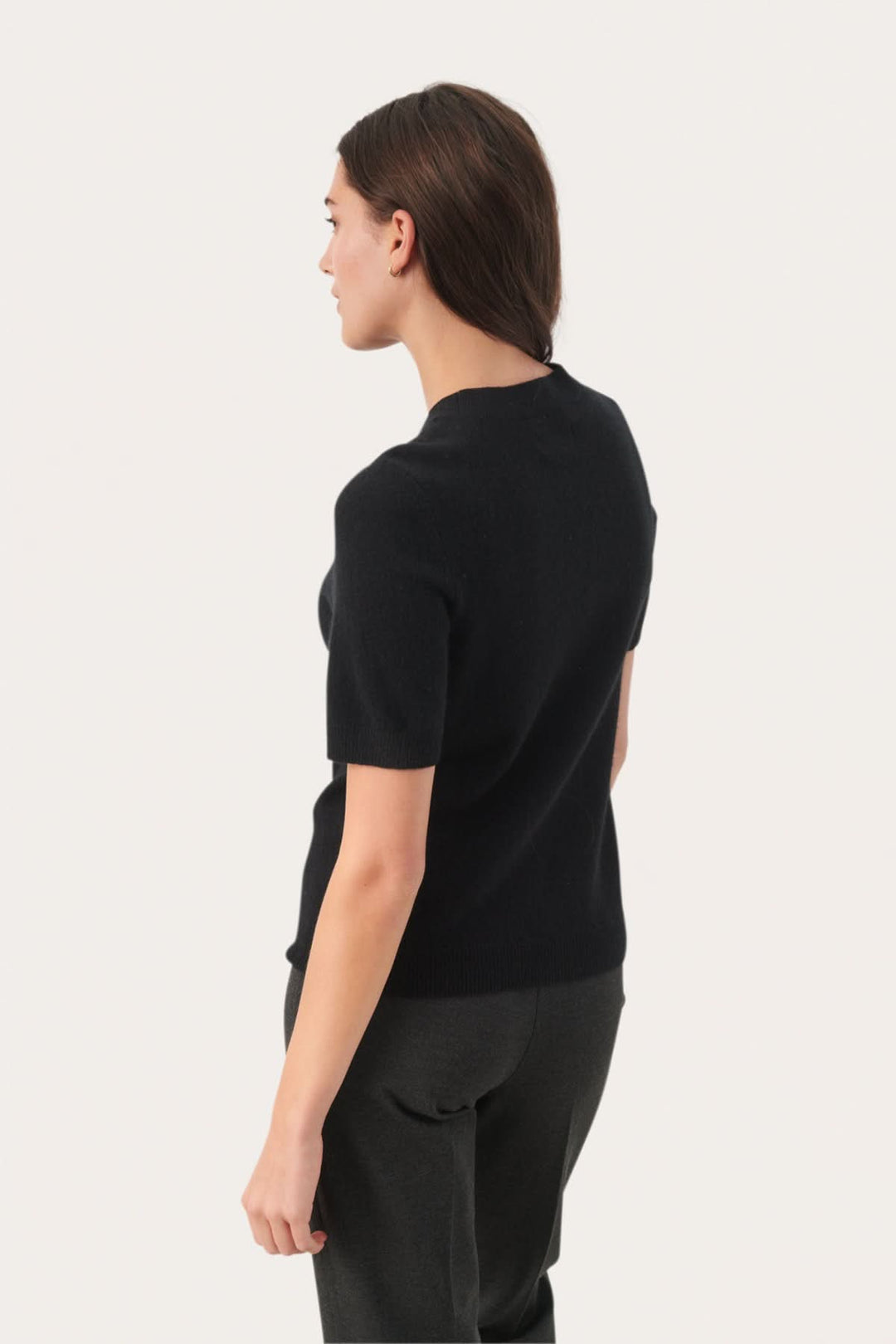 Chandail en cachemire Everlotta noir, à manches courtes, offrant confort et élégance. Vue arrière du modèle.
