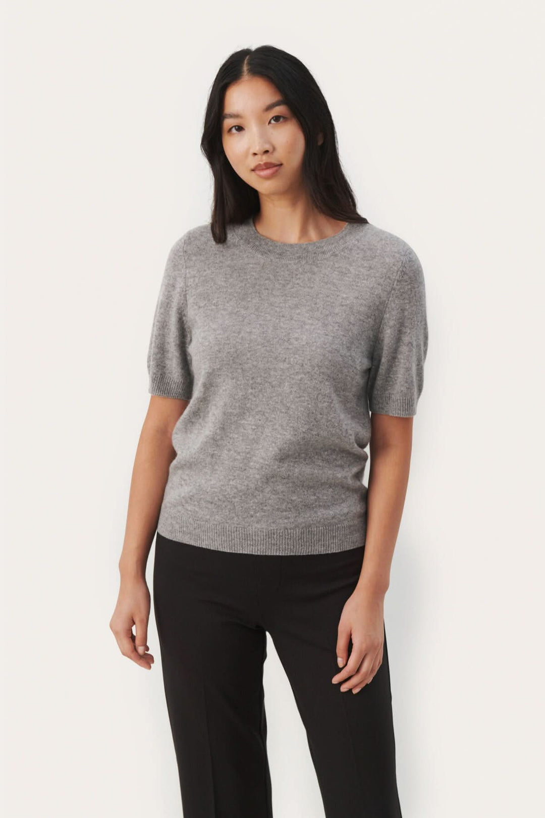 Chandail en cachemire Everlotta à manches courtes, couleur gris, style moderne et élégant.