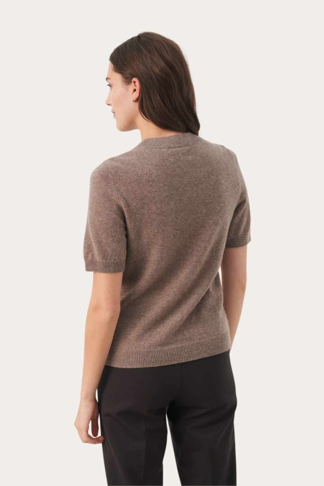 Chandail en cachemire Everlotta, à manches courtes, encolure ronde, vue arrière, confort luxueux, couleur beige.