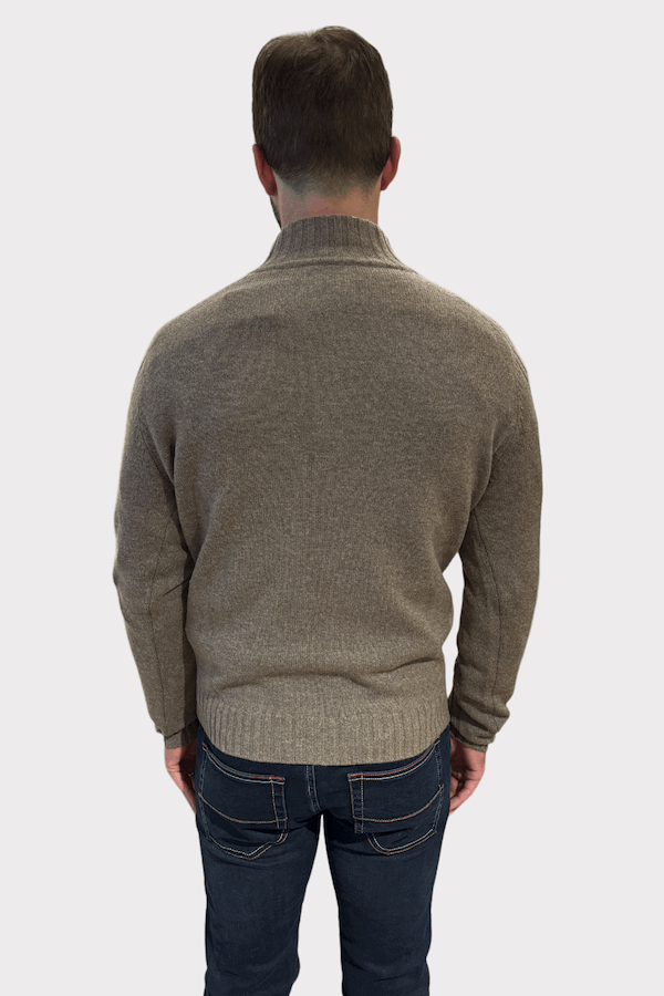 Chandail en cachemire avec col montant, vu de dos, en couleur beige, parfait pour les journées fraîches.
