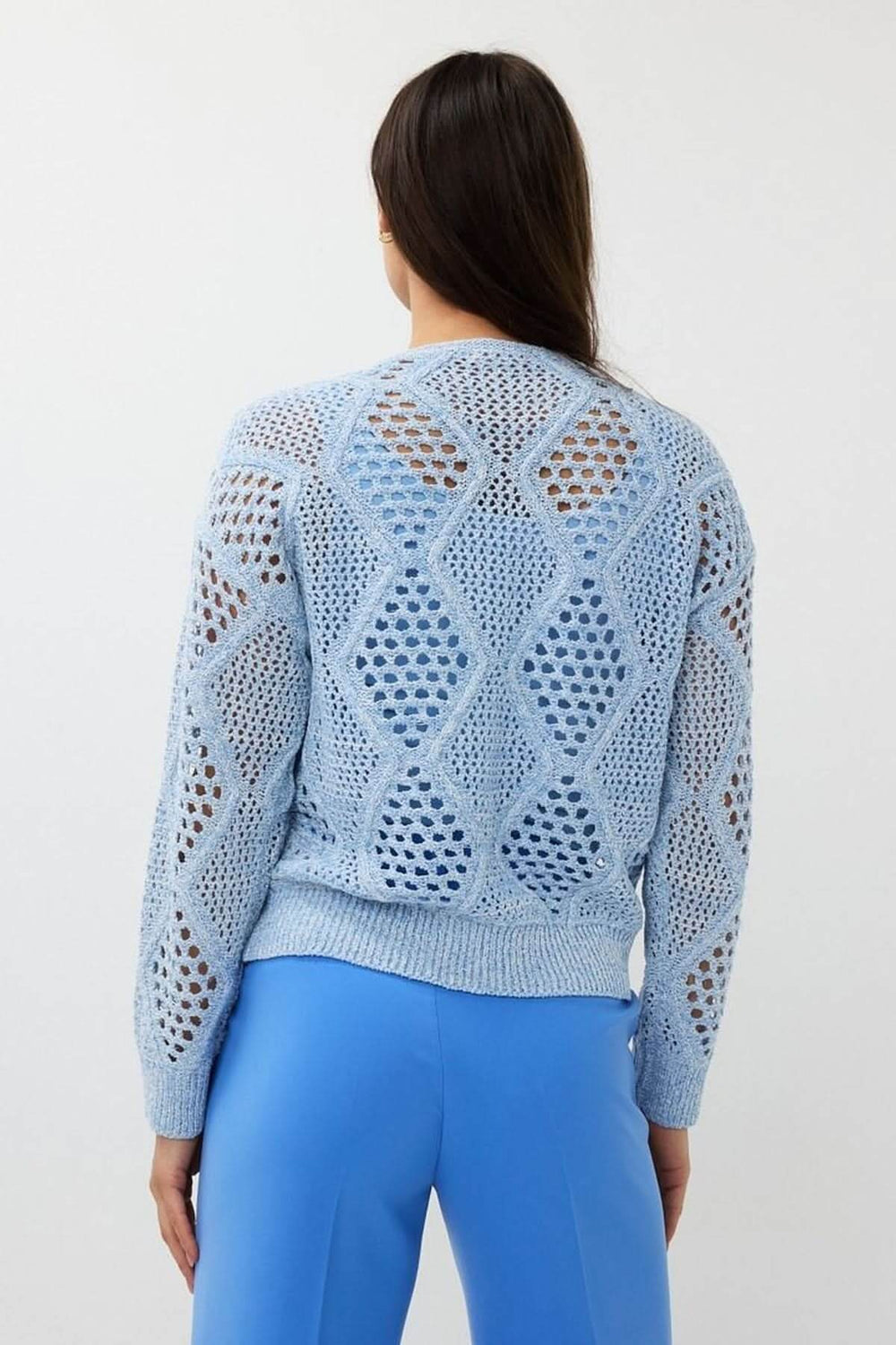 Chandail en crochet ajouré bleu, motif géométrique, col en V, dos ouvert, coupe ample, style bohème chic.