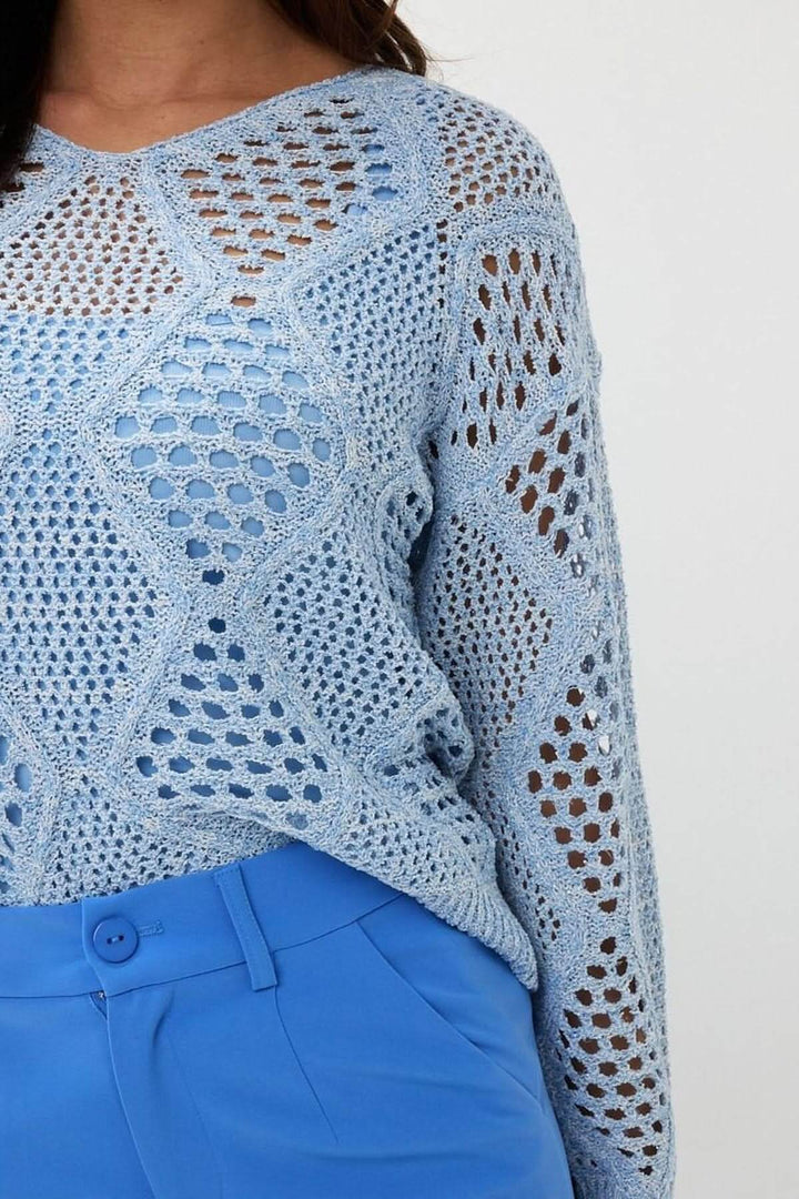 Chandail en crochet ajouré bleu avec col en V, manches longues et motif géométrique élégant.