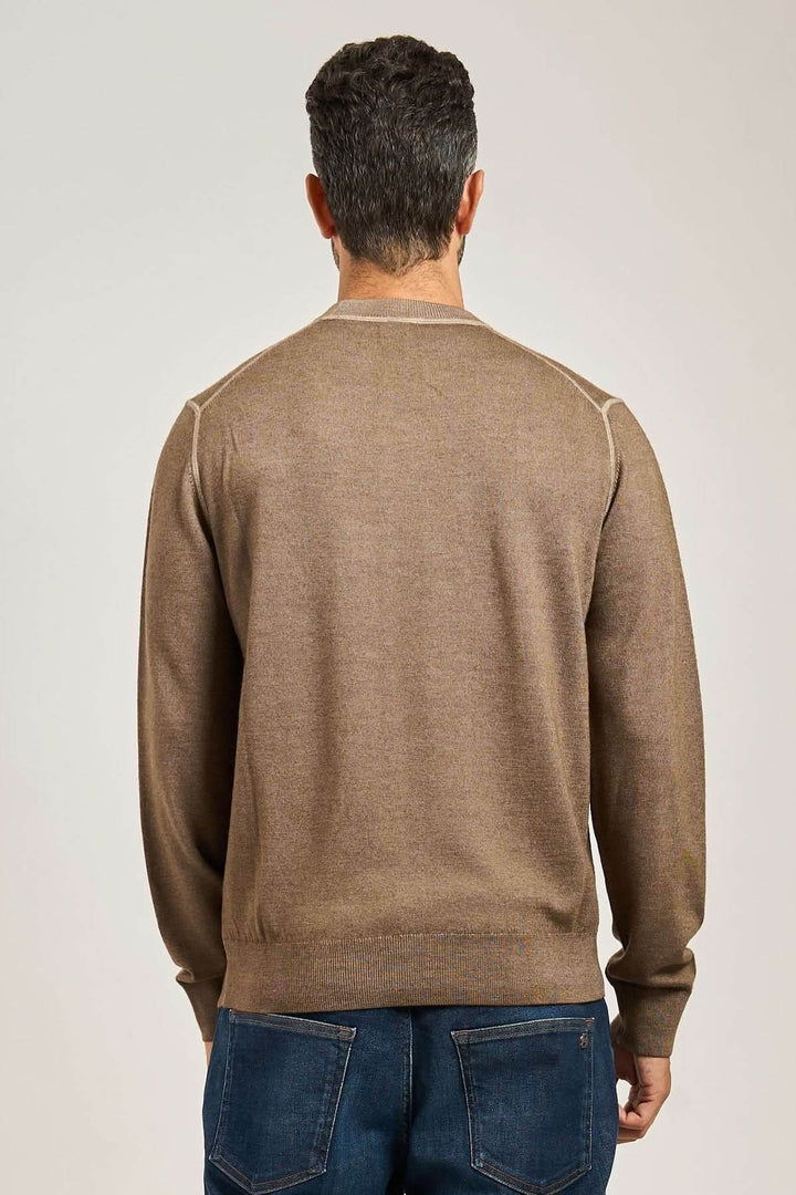 Homme portant un chandail en laine vierge à col rond vu de dos, confection BOSS Orange, couleur marron, manches longues, détails côtelés.