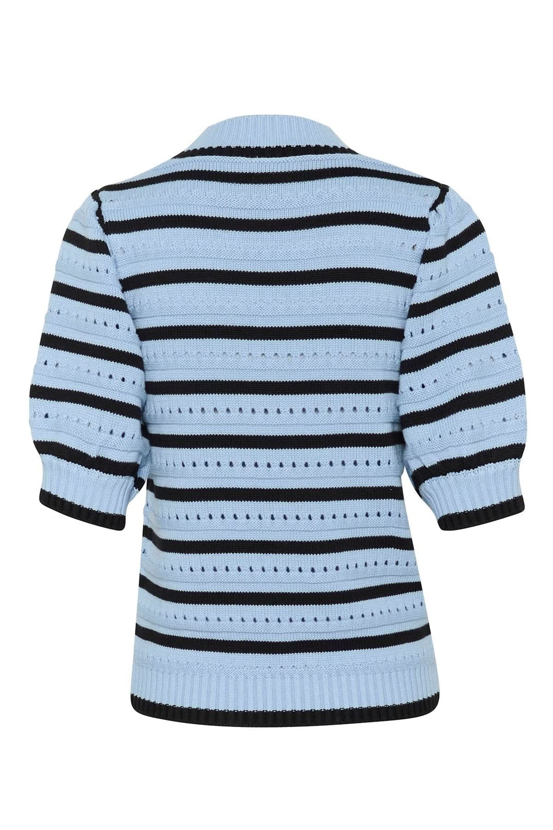 Chandail en maille ajourée bleu à rayures noires, col rond et manches courtes bouffantes.