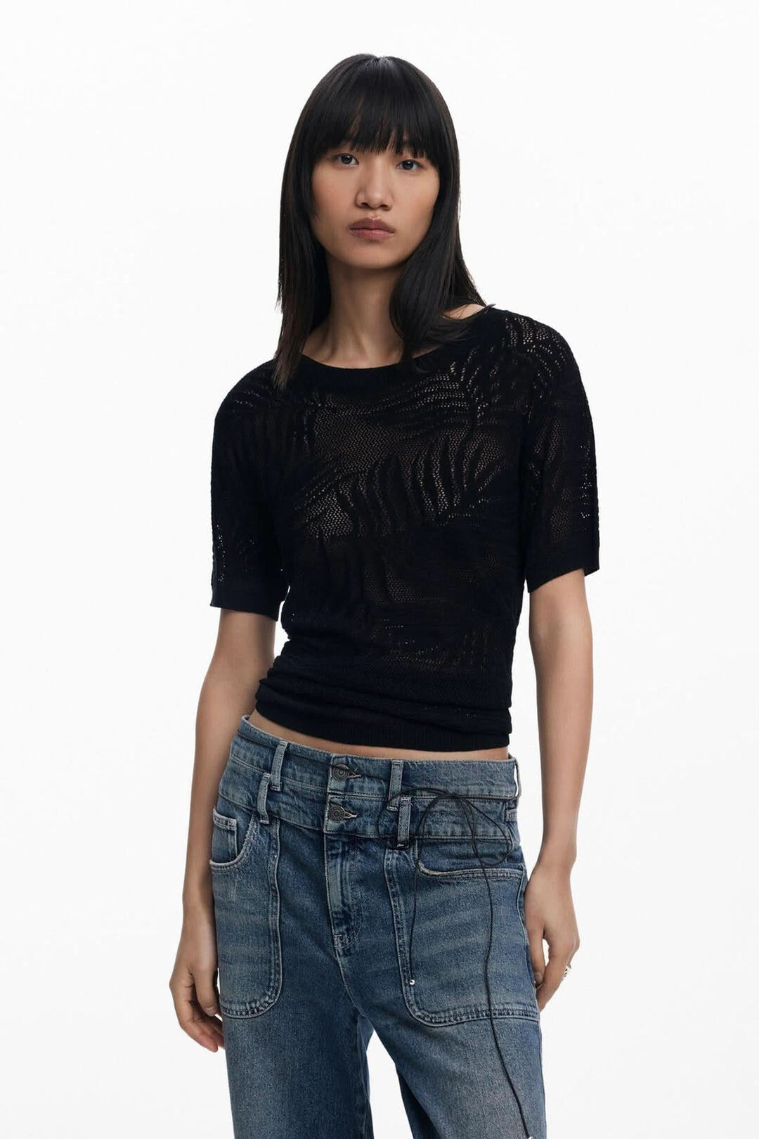 Chandail en maille ajourée noir avec motif texturé, col rond et manches courtes, parfait pour un look estival.