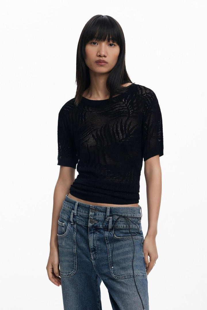 Chandail en maille ajourée noir avec motif texturé, col rond et manches courtes, parfait pour un look estival.